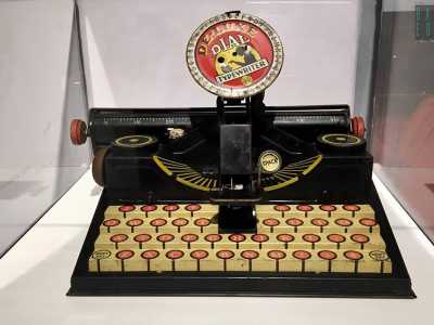 Scendiamo ora al piano interrato dove, accanto alla colorata sezione �Toys�, in cui sono esposti giocattoli usati dai pi� piccoli gi� dai primi del 900...